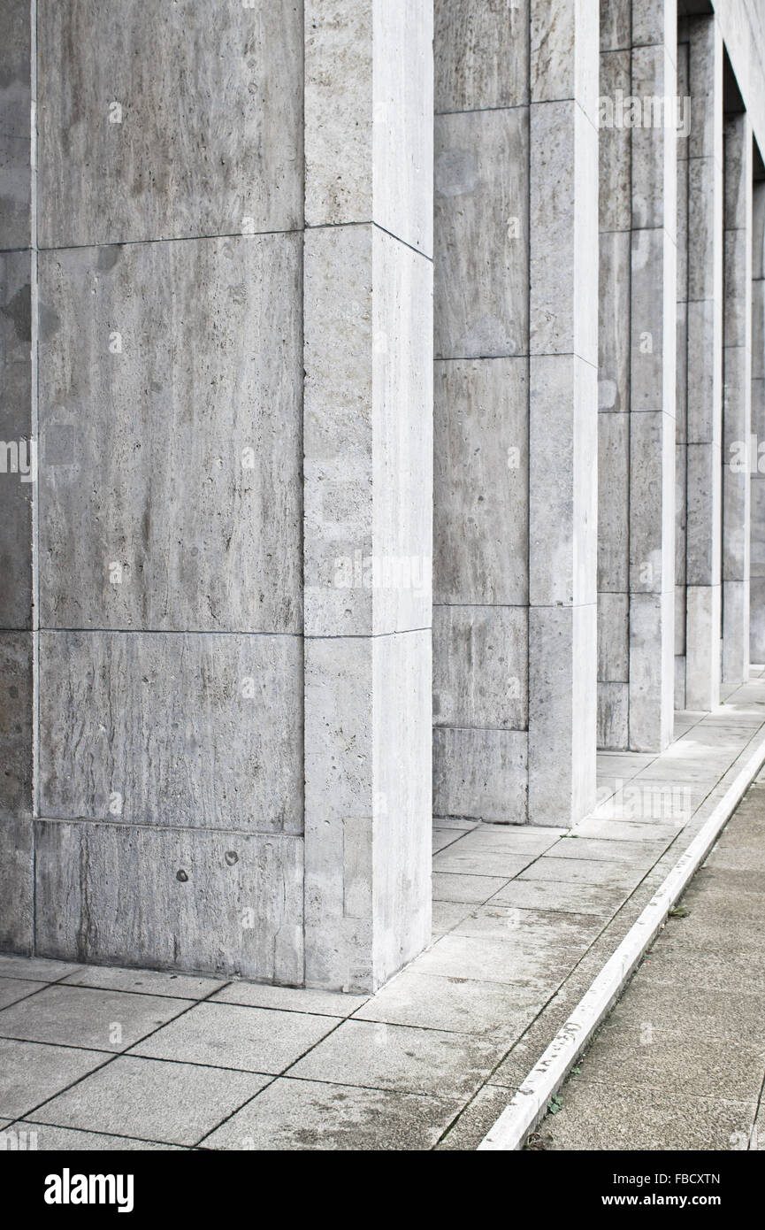 Grandi colonne di cemento alla base di un edificio urbano Foto Stock