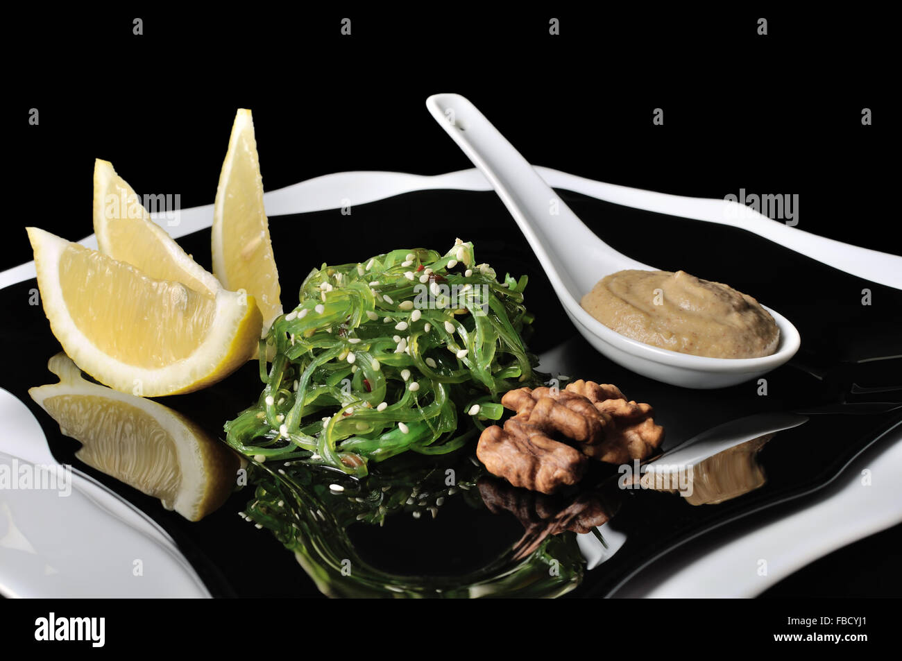 Chuka alghe insalata con salsa di arachidi, limone e i semi di sesamo Foto Stock