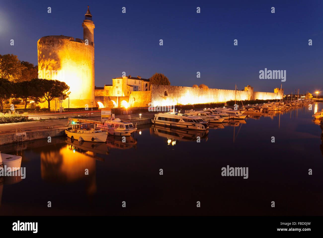 Torre di difesa Tour de Costanza con le mura della città di notte, Aigues-Mortes, Petite Camargue, Dipartimento Gard, Languedoc-Roussillon Foto Stock