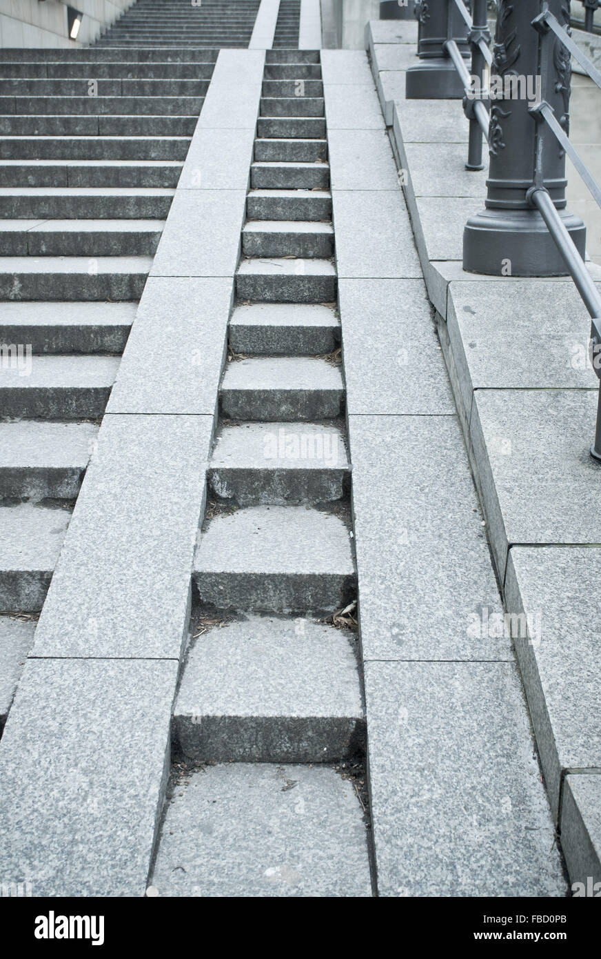 Una serie di gradini di pietra in Germania con una rampa per le sedie a rotelle e passeggini Foto Stock