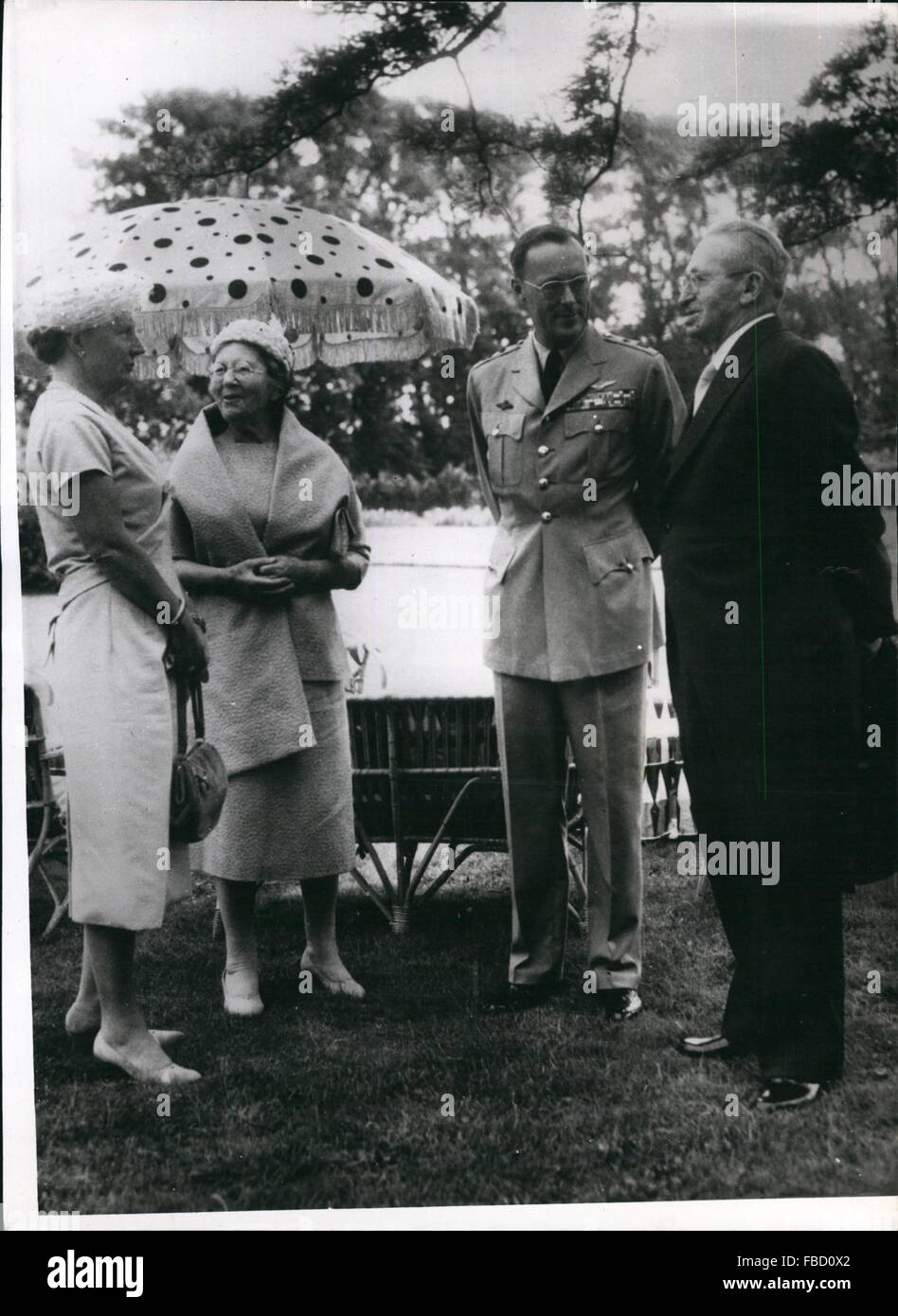 1952 - Israele Presidente in Olanda. Il sig. Issac Ben Zwi, Presidente di Israele e sua moglie sono stati ricevuti presso il Palazzo ''Huis ten Bosch'' all'Aia, dalla Regina Juliana e Prince Bernhard. Mostra fotografica di:- Regina Juliana e Prince Bernhard visto con il Presidente Ben Zwi (a destra), e sua moglie nei giardini del palazzo di ieri. © Keystone Pictures USA/ZUMAPRESS.com/Alamy Live News Foto Stock