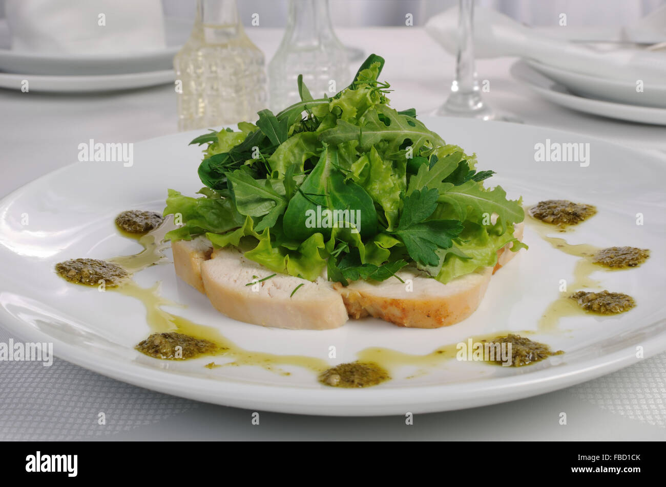 Fette di pollo arrosto con impasti di lattuga Foto Stock