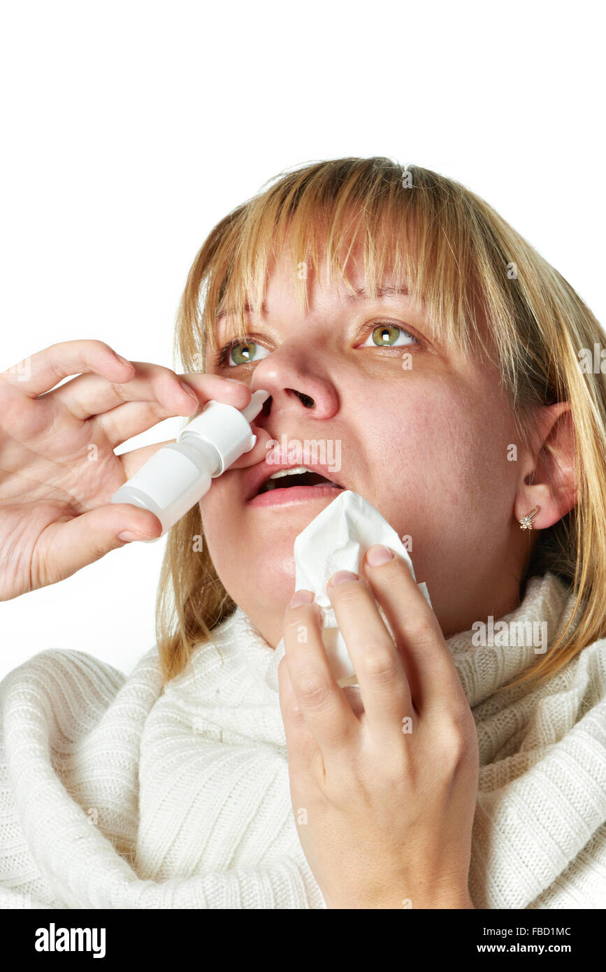 Malati con una rinite donna gocciolamento naso medicina isolato su bianco Foto Stock