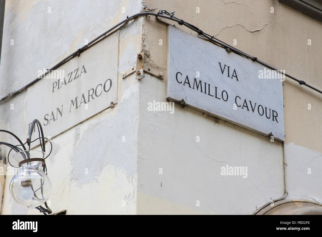Un cartello stradale per Piazza San Marco e Via Camillo Cavour firenze, Italia. Foto Stock