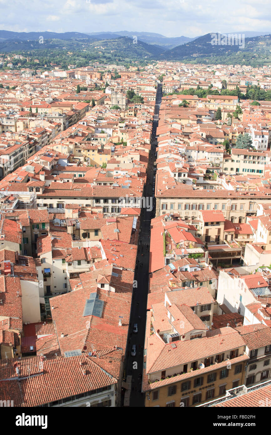 Vista su Firenze guardando giù via Ricasoli verso San Marco. Foto Stock