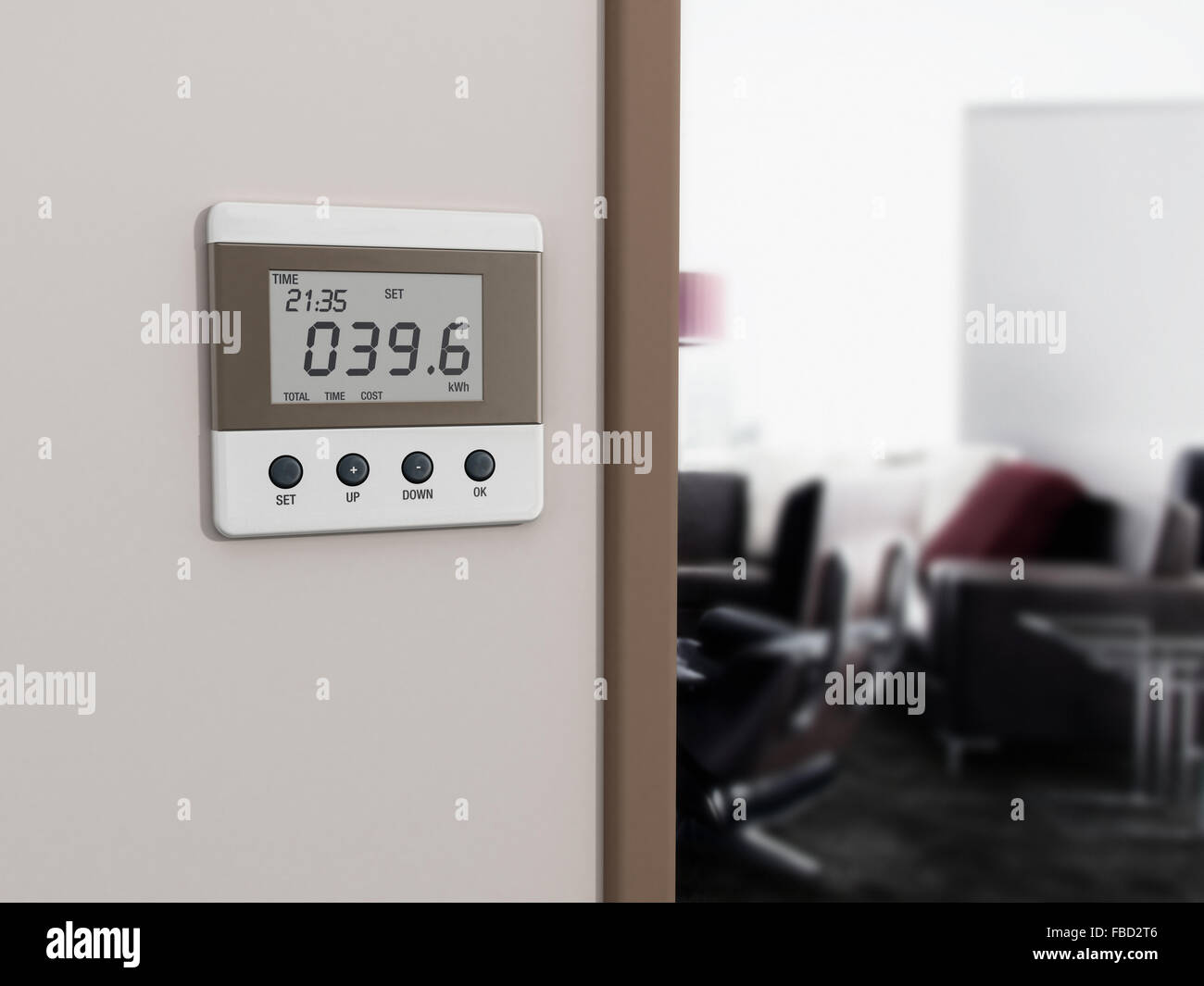 Montato a parete il misuratore di energia accanto all'ingresso della camera. Foto Stock