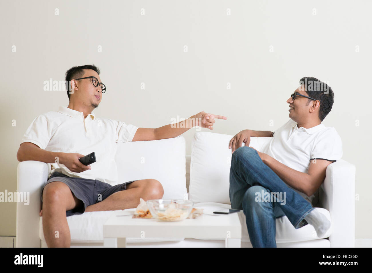 Gli uomini sostenendo. Due persone di mezza età amico maschio avente argomento a casa. Multirazziale persone amicizia. Foto Stock
