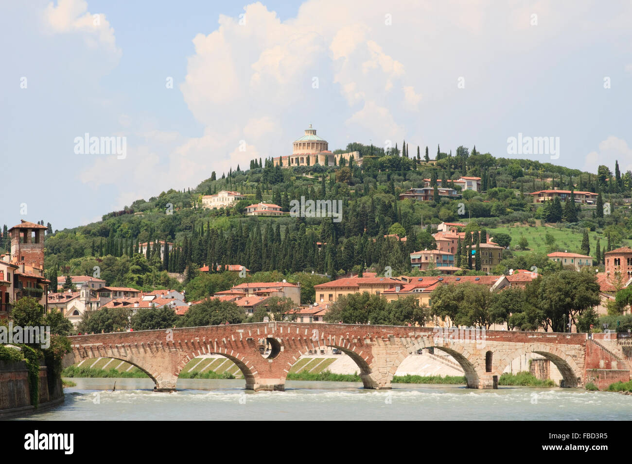 Ponte pietra a Verona, con sullo sfondo il Santuario Madonna di Lourdes. Foto Stock