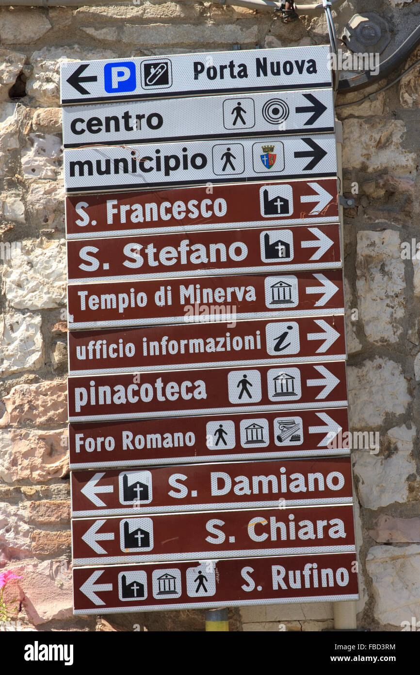 Segnaletica stradale italiana nella città di Assisi, Italia, che indica la  strada per gli alberghi e i luoghi di interesse della zona Foto stock -  Alamy