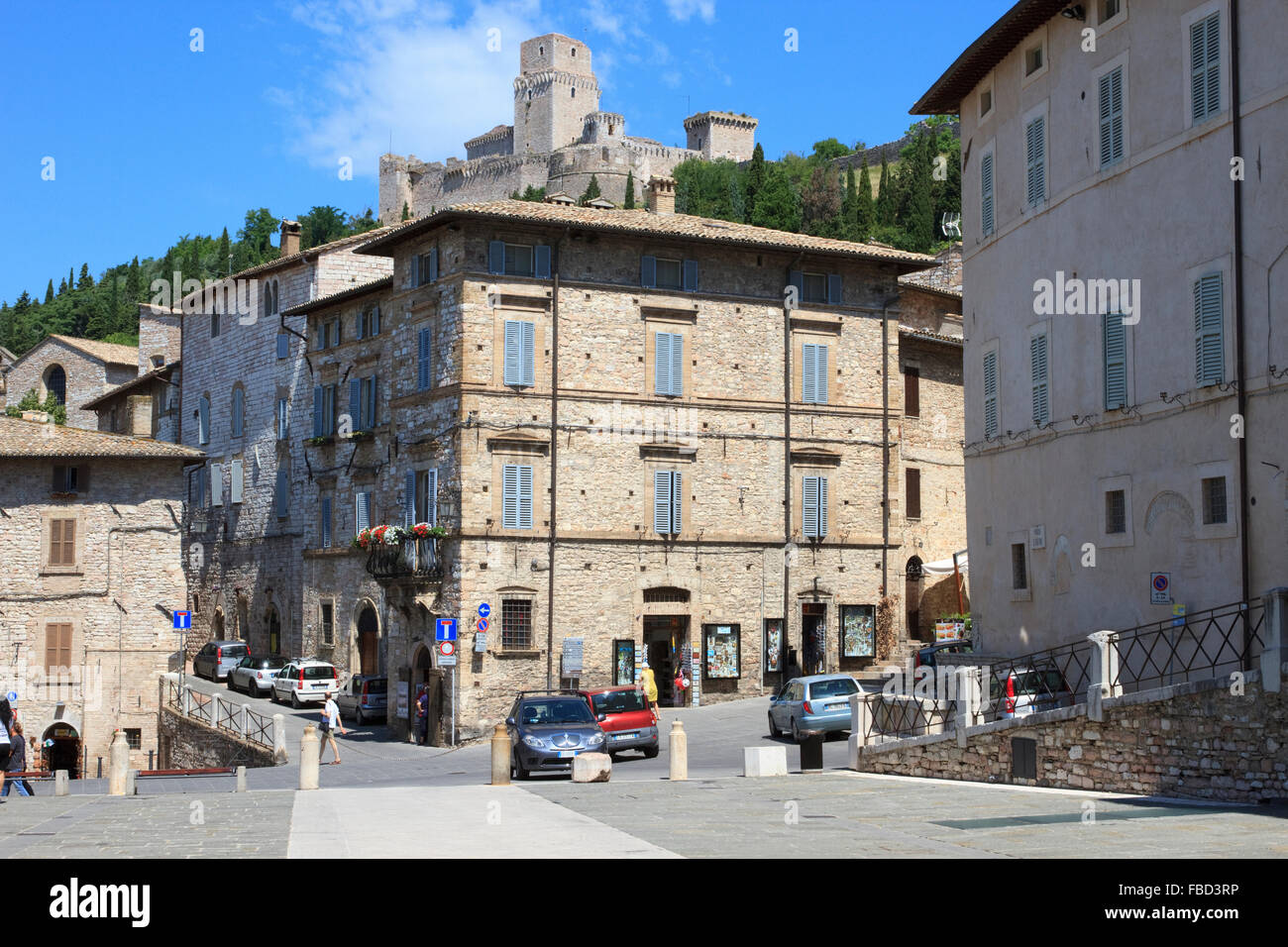 Piazza San Rufino con Rocca maggiore sullo sfondo, Assisi, Italia. Foto Stock