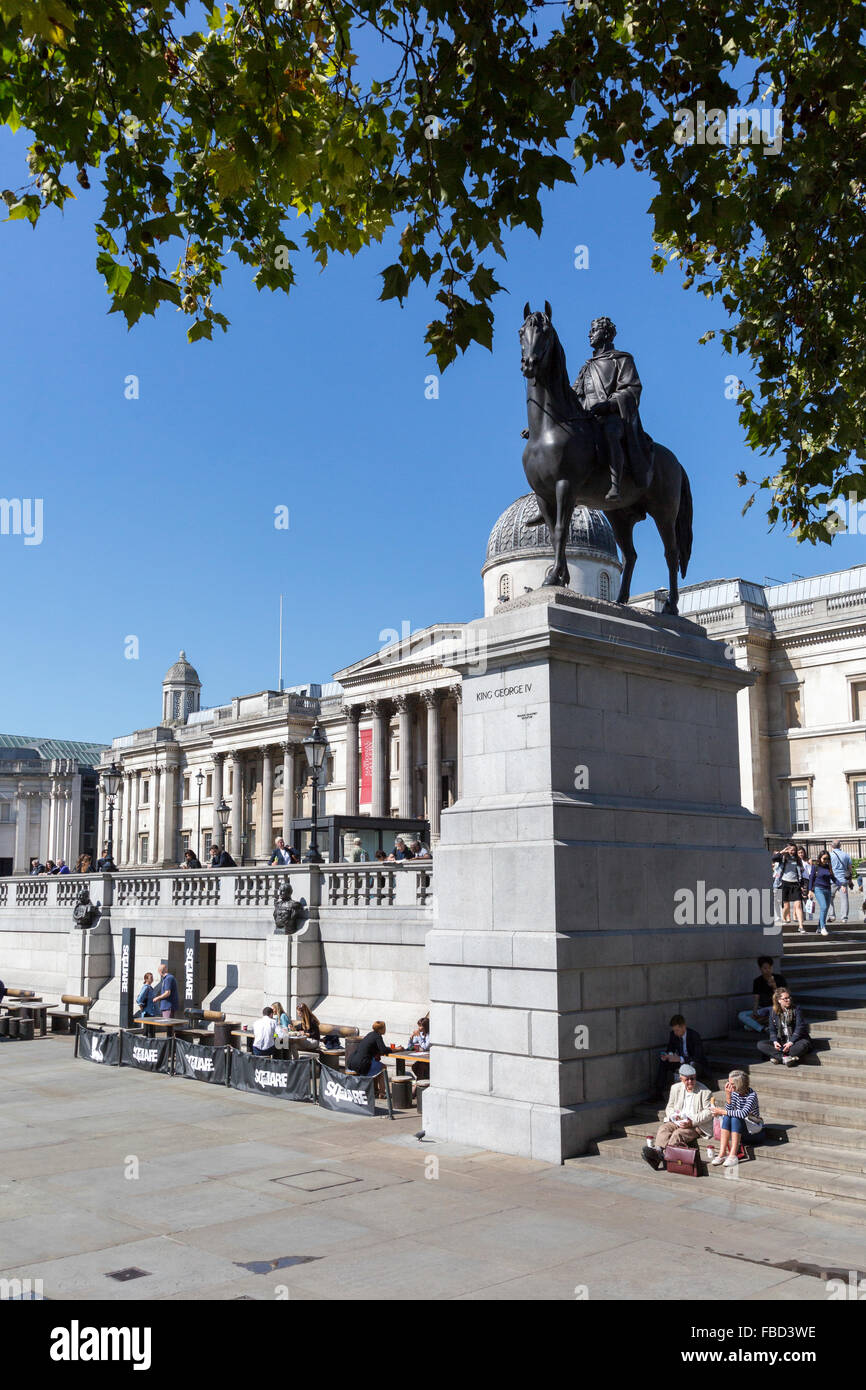 Statua equestre di re Giorgio IV e la National Gallery di Londra, Regno Unito Foto Stock