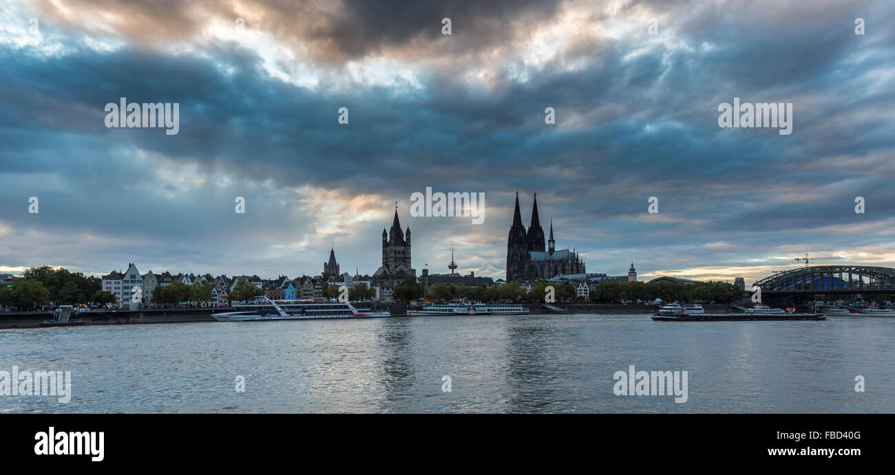 La cattedrale di Colonia, Groß la chiesa di St Martin e ponte di Hohenzollern, Colonia, Germania Foto Stock