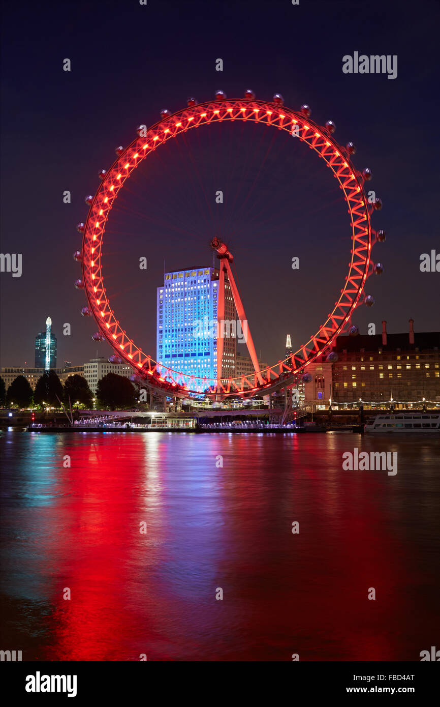 London Eye, ruota panoramica Ferris, illuminato in rosso nella notte a Londra Foto Stock