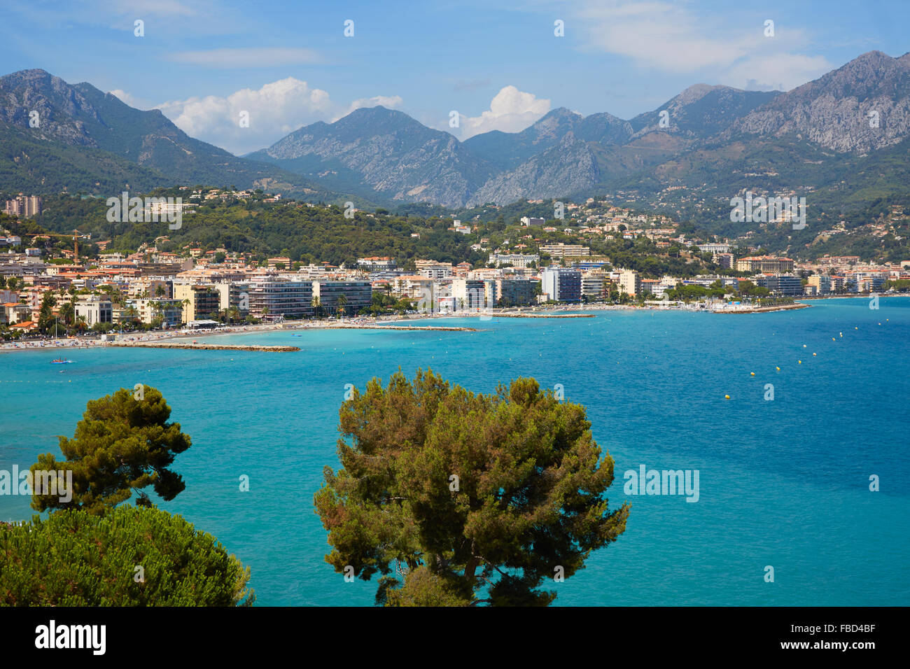 Cap Martin e Roquebrune, francese sulla Costa Azzurra con il blu del mare in una soleggiata giornata estiva Foto Stock