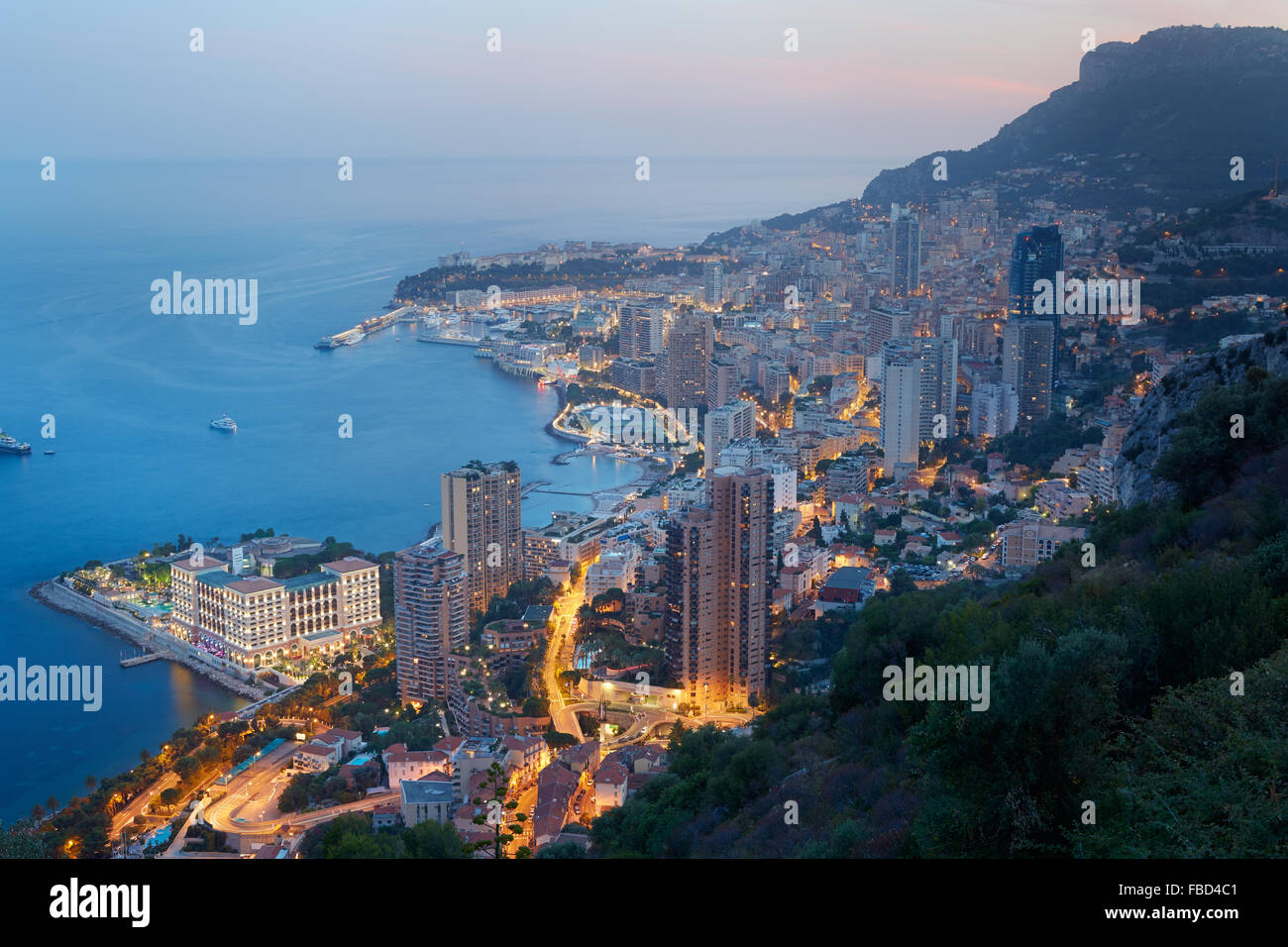 Monte Carlo, città illuminata vista in serata, Monaco, Costa Azzurra Foto Stock