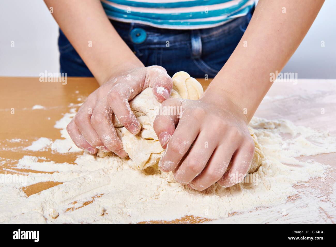 Impastare la pasta su ragazza mani close-up Foto Stock
