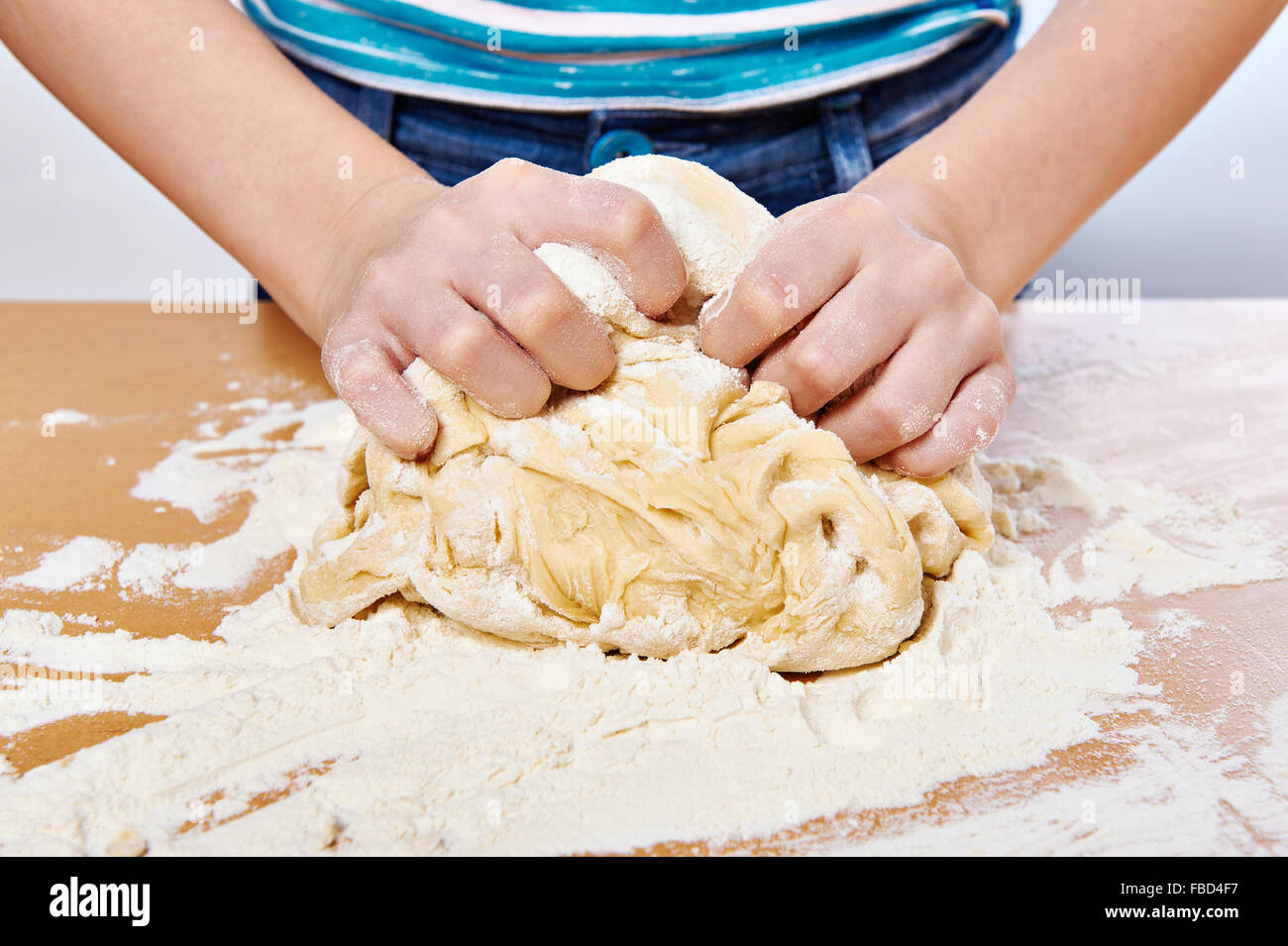 Impastare la pasta su ragazza mani close-up Foto Stock