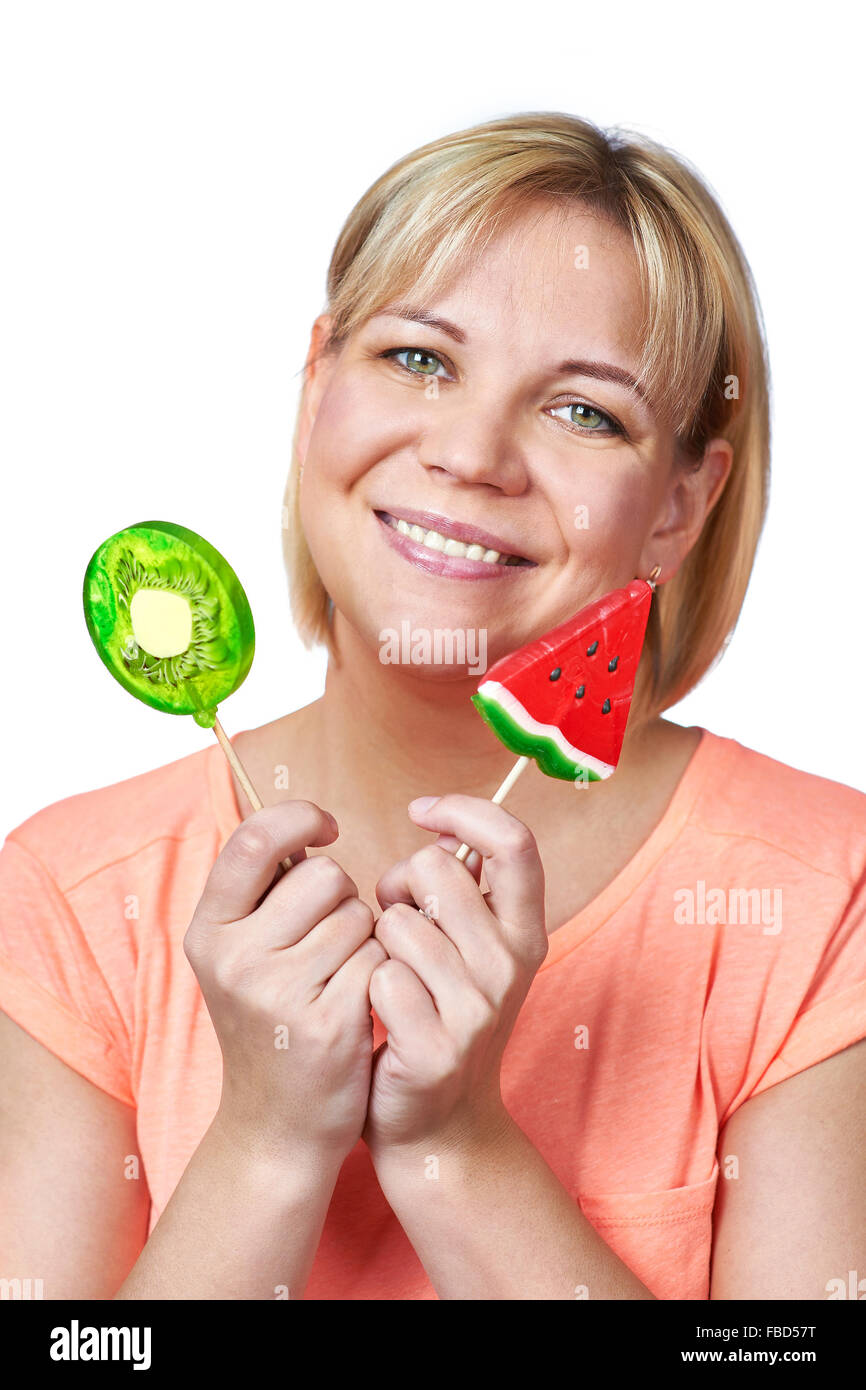 Felice ragazza con lollipop in forma di anguria e kiwi Foto Stock