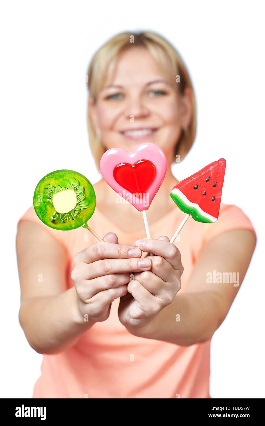 Felice ragazza con lollipop in forma il cuore,anguria e kiwi Foto Stock