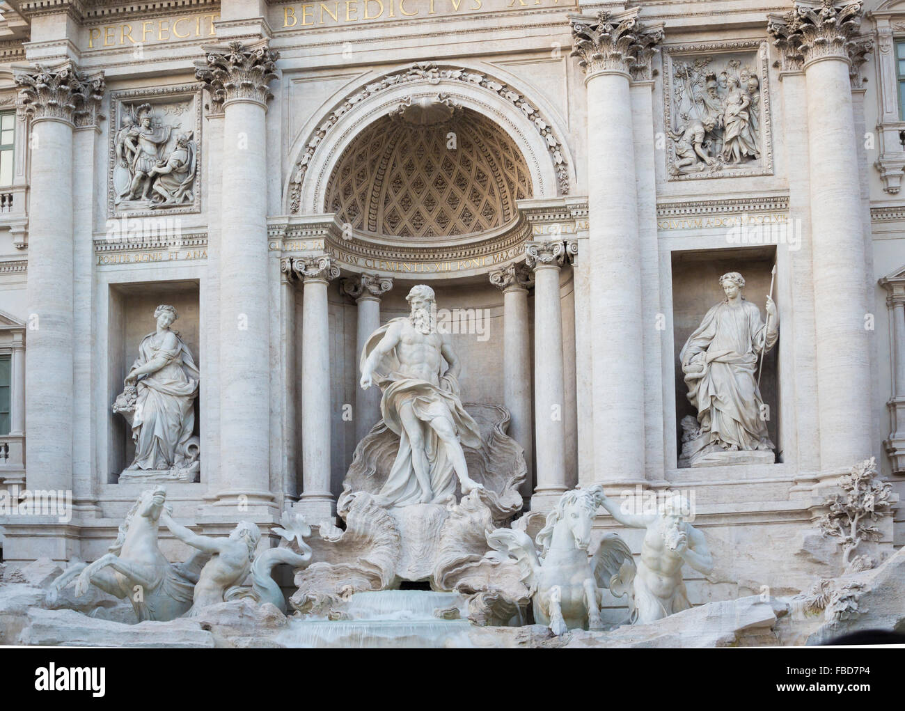 La porzione centrale della Fontana di Trevi dopo il restauro a Roma, Italia Foto Stock