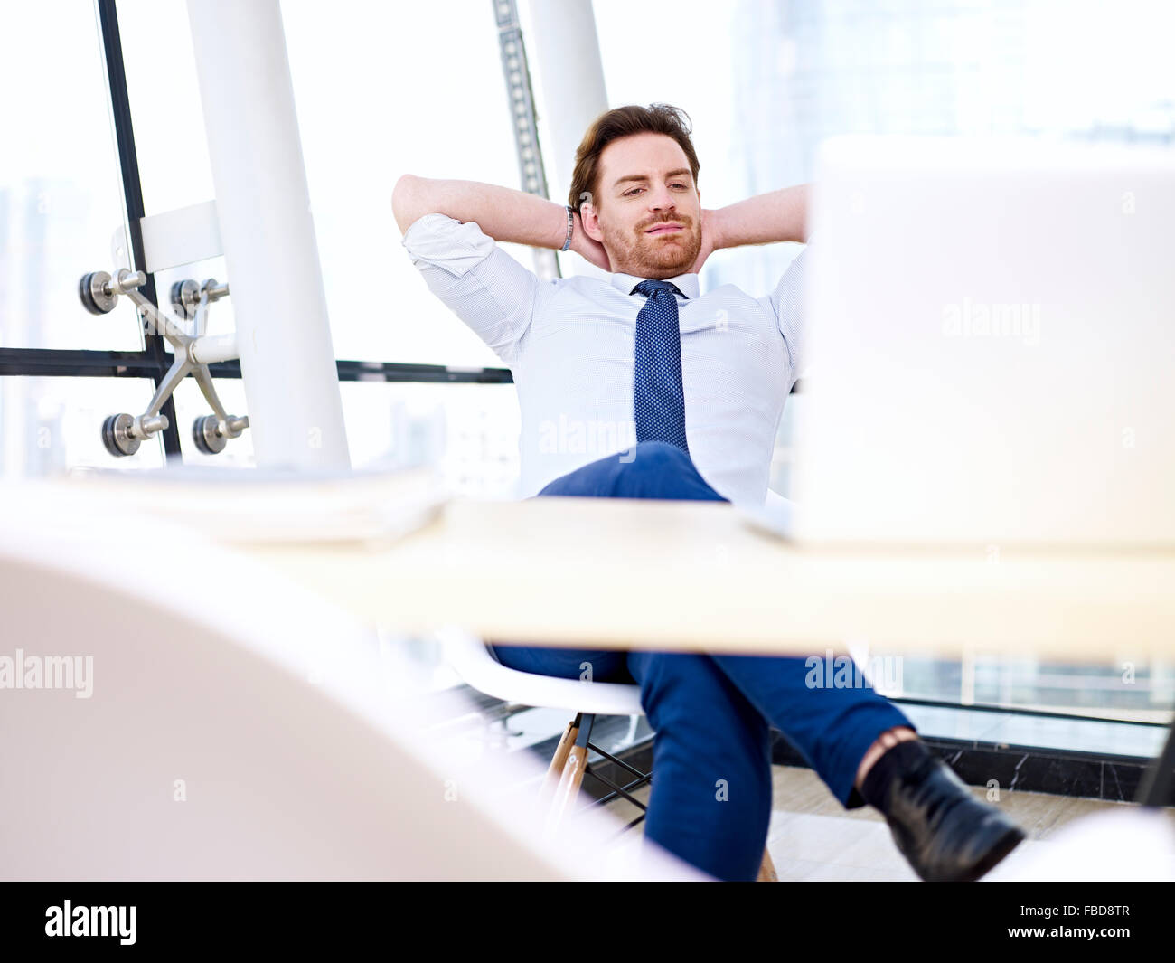 Uomo d'affari rilassante in ufficio Foto Stock