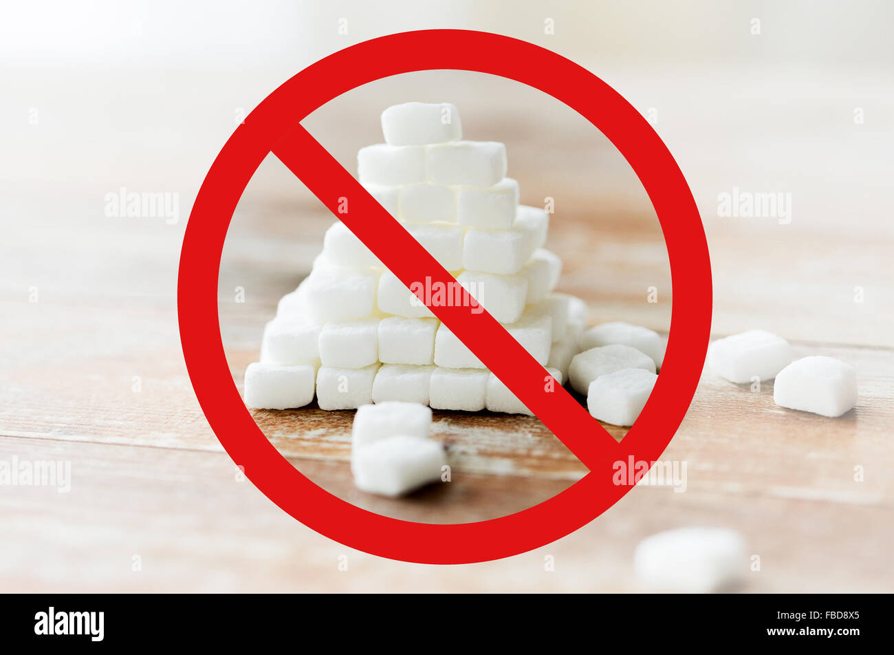 Close up della piramide di zucchero su rosso nessun segno Foto Stock