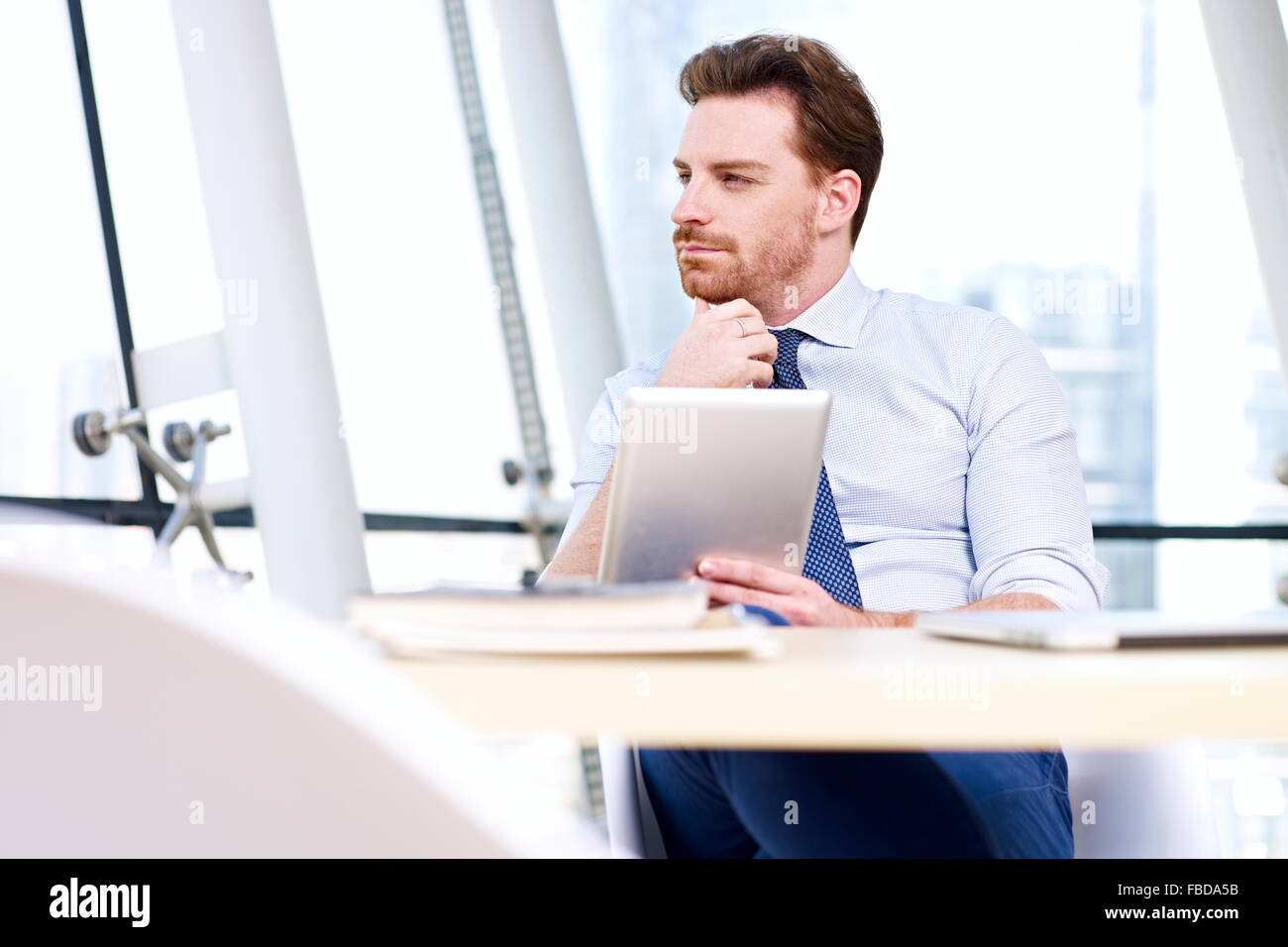 Business executive seduta nel pensiero di office Foto Stock