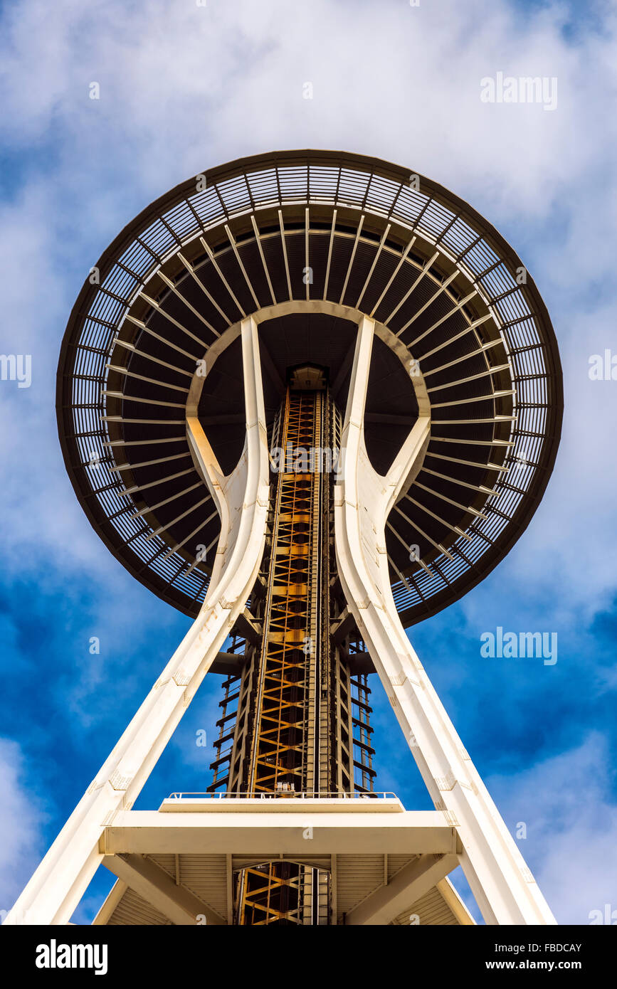 Basso angolo di visione dello Space Needle, Seattle, Washington, Stati Uniti d'America Foto Stock