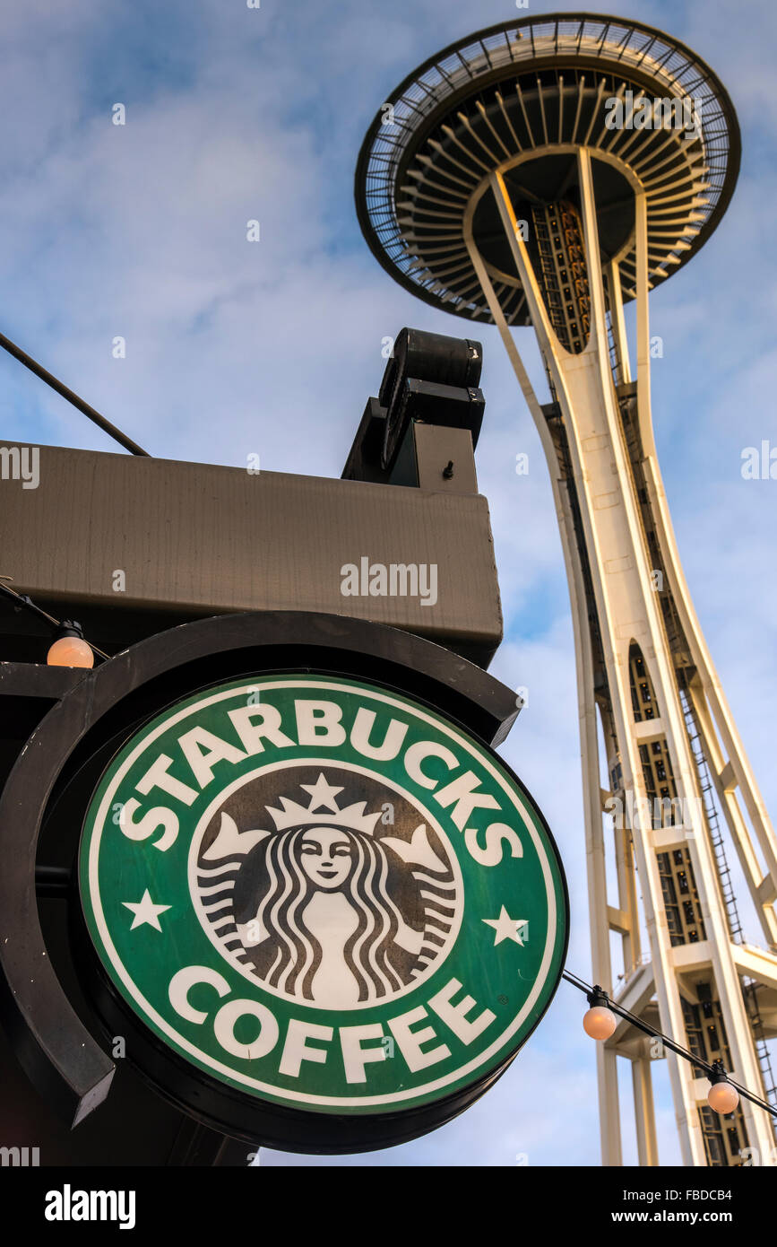 Starbucks Coffee con lo Space Needle dietro, Seattle, Washington, Stati Uniti d'America Foto Stock