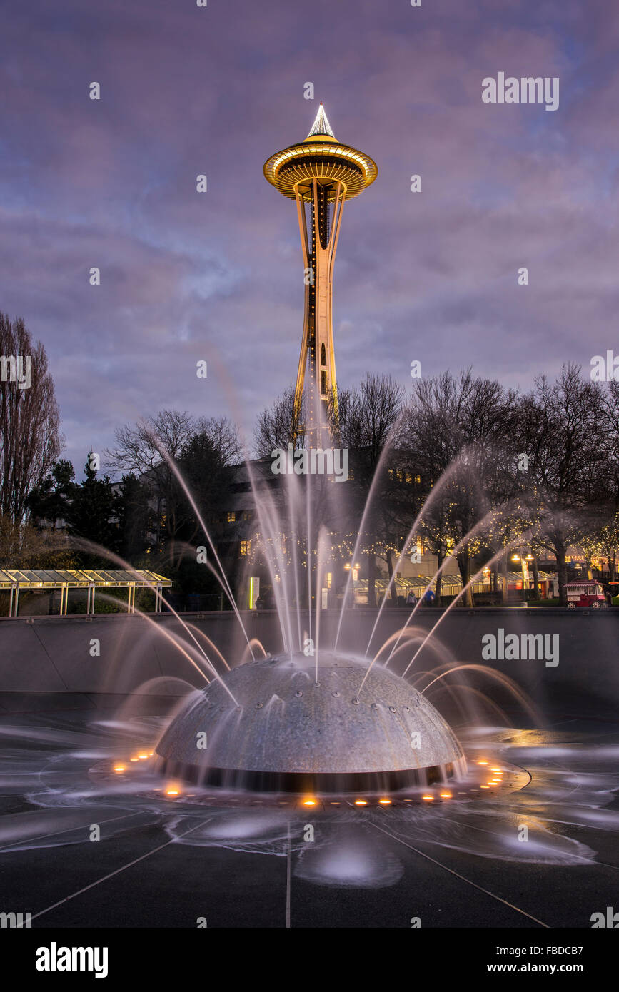 La fontana di internazionale con lo Space Needle in background, Seattle Center, Seattle, Washington, Stati Uniti d'America Foto Stock