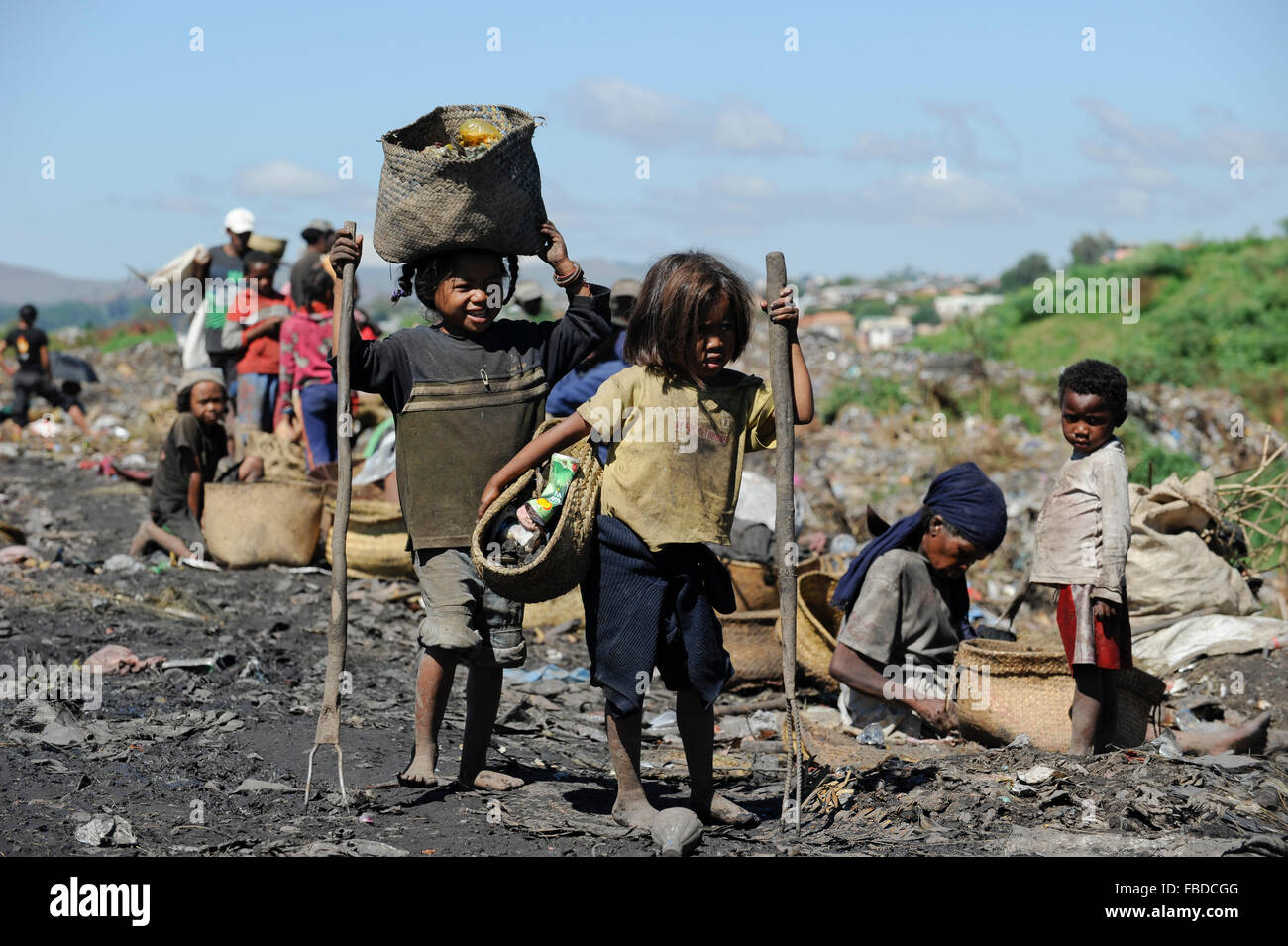 MADAGASCAR Antananarivo, discarica, le persone vivono dalla raccolta dei rifiuti, i bambini lavorano come la selezione dei rifiuti Foto Stock