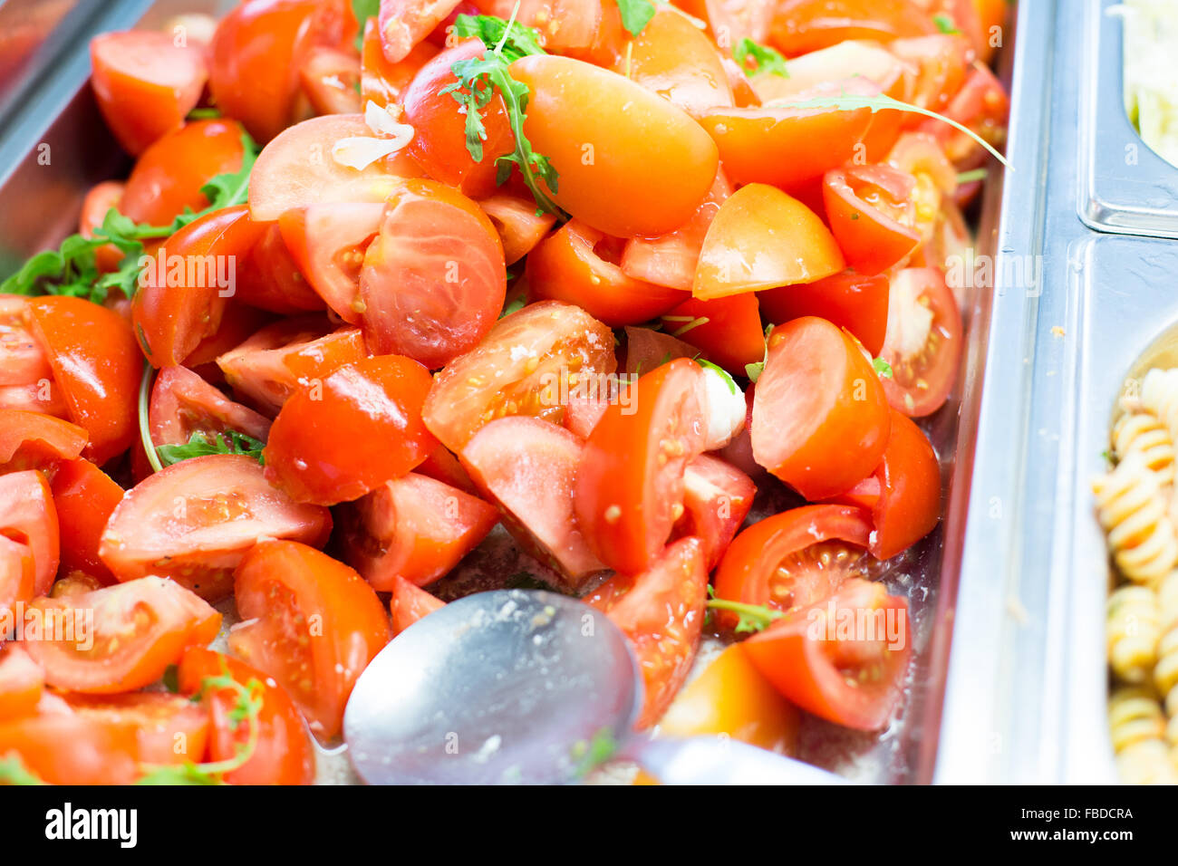 Close up di insalata di pomodoro nel recipiente Foto Stock