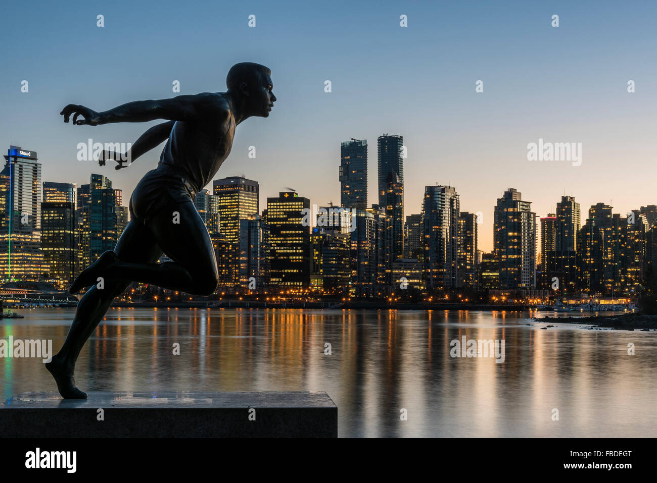 Statua di Harry Jerome con skyline del centro in background, Stanley Park, Vancouver, British Columbia, Canada Foto Stock
