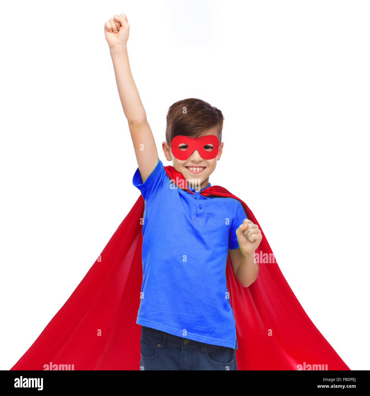 Ragazzo in rosso super hero cape e la maschera che mostra a suon di pugni Foto Stock