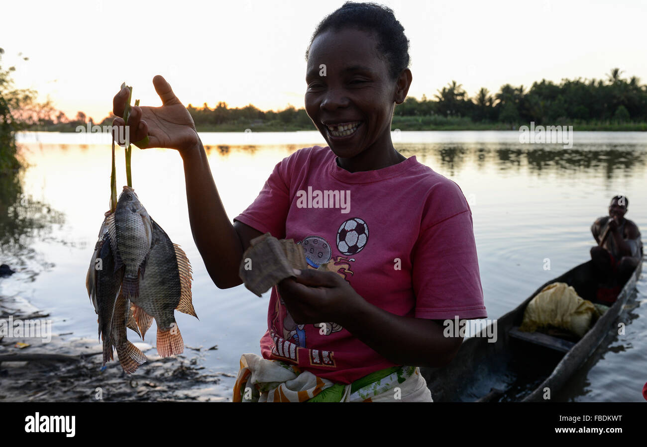 MADAGASCAR, villaggio AMBOHITSARA, tribù ANTAMBAHOAKA, barche sul canal des Pangalanes Foto Stock