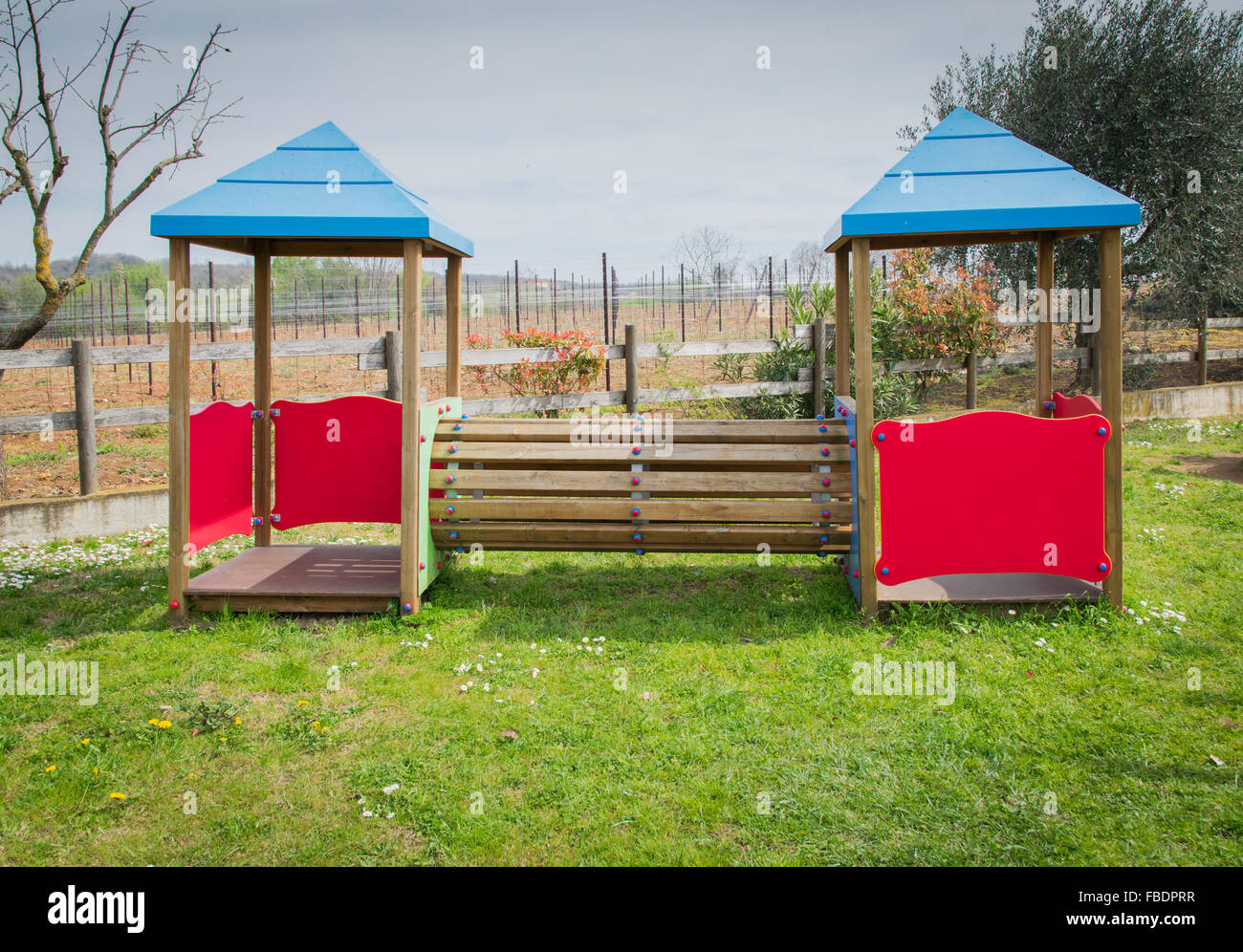 Strutture per bambini e un parco giochi all'aperto. Foto Stock