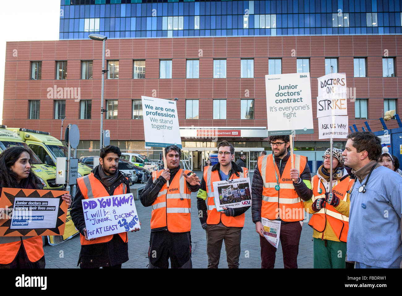 I medici iniziano il loro 24 hr lo sciopero e forma una linea di picchetto fuori del Royal Hospital di Londra a Whitechapel di Londra. Foto Stock