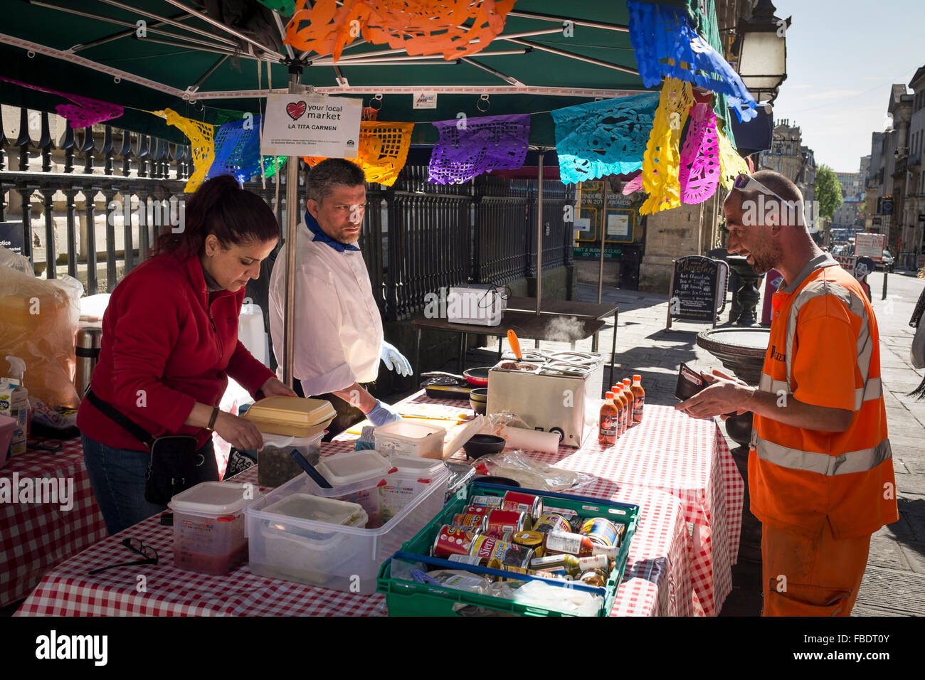 Fornitori e clienti presso un cibo di strada in stallo la città di Bristol, Regno Unito Foto Stock