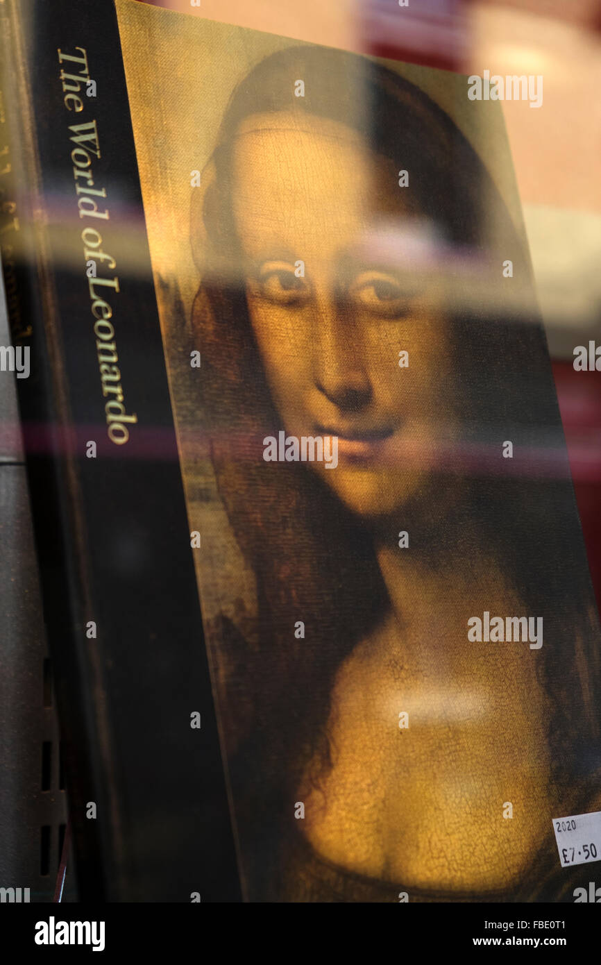 Il mondo di Leonardo vendita di libri per £7.50 sul display nella vetrina di un negozio di carità Foto Stock