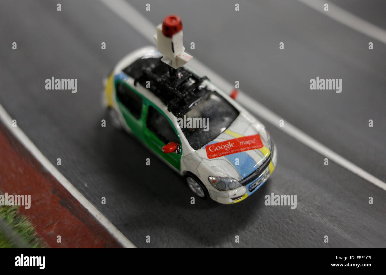 Amburgo, Germania. Xiii gen, 2016. Un Google Maps auto modello può essere visto sul layout a Miniatur Wunderland di Amburgo, Germania, 13 gennaio 2016. A partire da subito e per gli utenti di Google Maps può utilizzare anche Google Street View di esplorare il più grande del mondo di modello di treno layout, alloggiato in Amburgo. Foto: Axel HEIMKEN/dpa/Alamy Live News Foto Stock