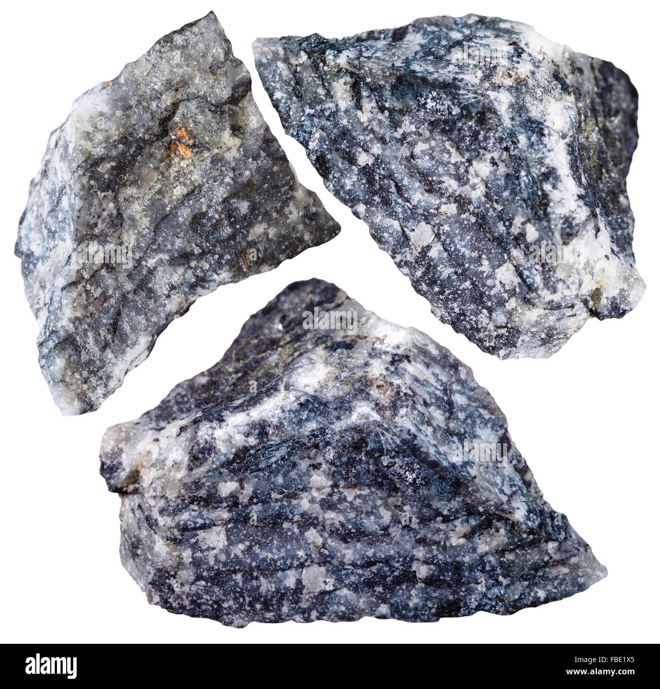Le riprese in modalità macro del campione di roccia naturale - tre pezzi di stibnite (antimonite) pietra minerale isolato su sfondo bianco Foto Stock