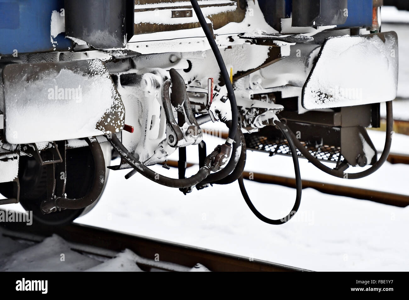 Dettaglio shot con congelati vagone treno tamponi e links di collegamento in inverno Foto Stock