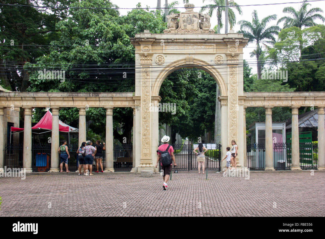 Rio de Janeiro, Brasile. 14 gennaio 2016. Lo Zoo di Rio è stata chiusa da agenti IBAMA (Istituto Brasiliano dell'ambiente e risorse naturali). Il divieto di RIOZOO mira a migliorare le condizioni del sito era precaria. La città di Rio, che è responsabile per lo spazio viene multato di R$ 1000.00 al giorno fino a quando lo spazio è in grado di essere riaperti. Credito: Luiz Souza/Alamy Live News Foto Stock