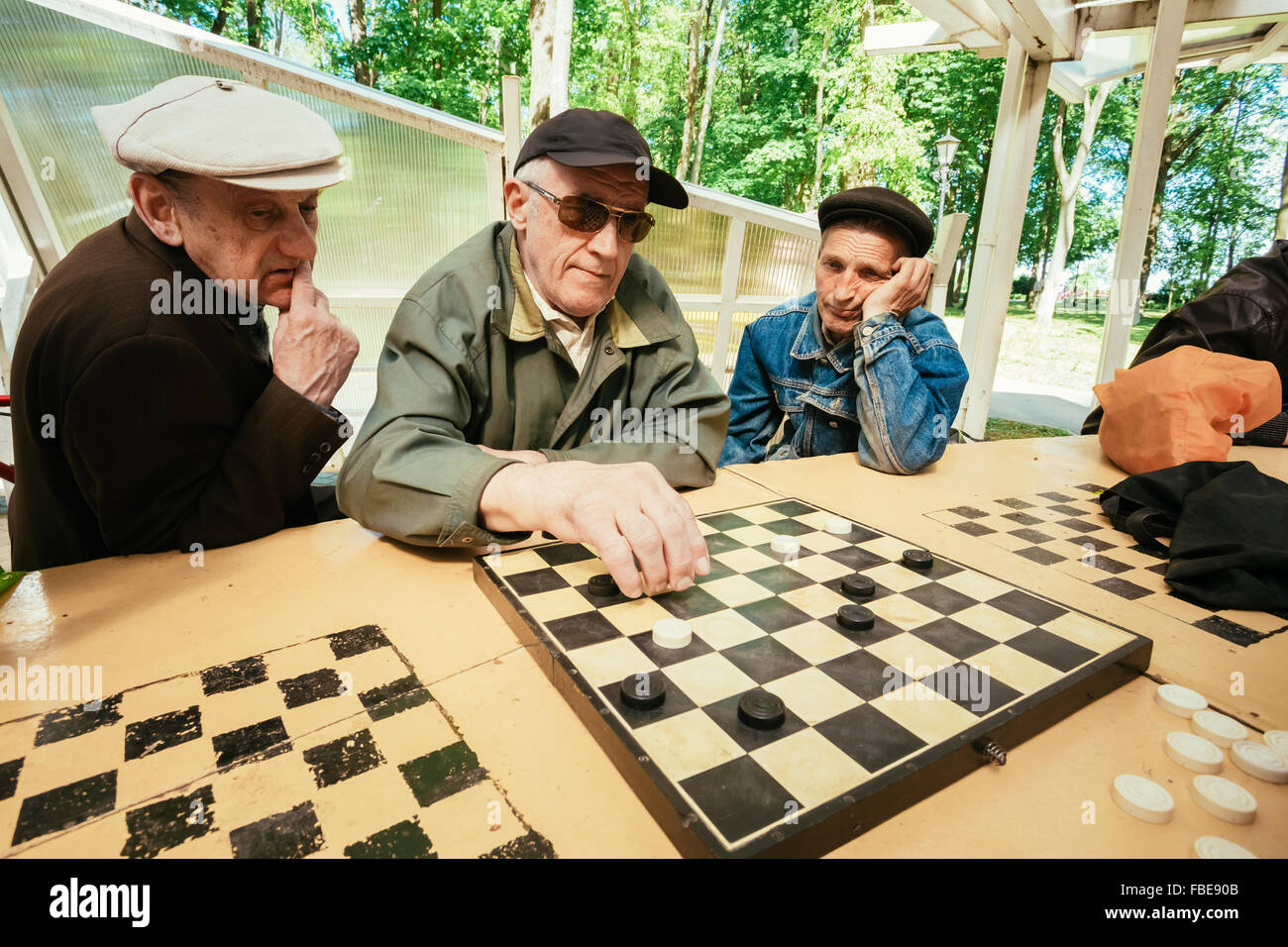 La Bielorussia, Gomel - 9 Maggio 2014: Attivo pensionati, amici di vecchia data e tempo libero, senior uomini divertirsi e giocare a scacchi in città Foto Stock