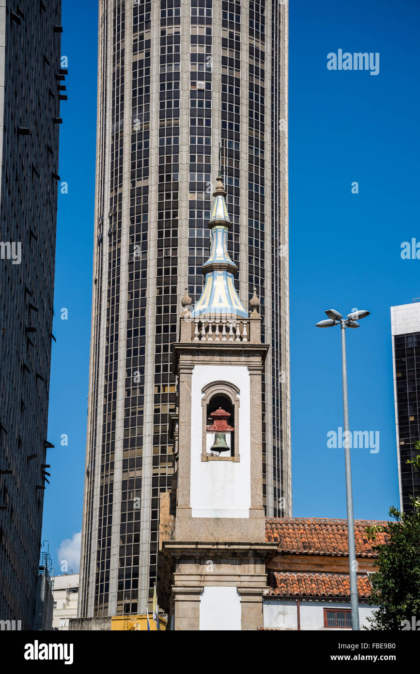 Igreja de Santa Luzia giustapposti con torre moderna, Rio de Janeiro, Brasile Foto Stock