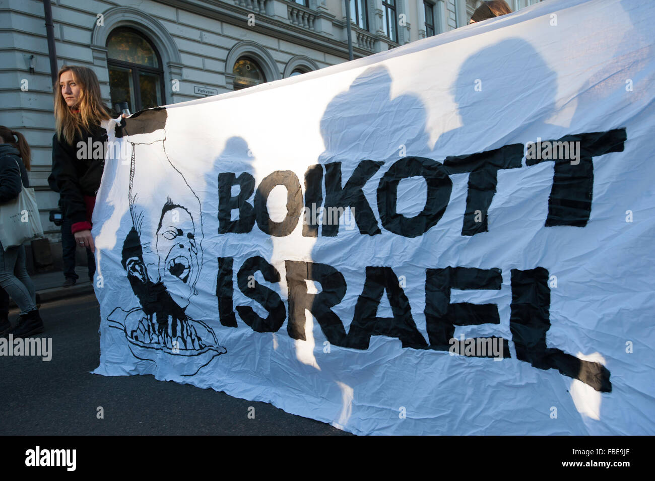 Gli attivisti tenere un banner di lettura "Boicottare Israele' durante una manifestazione di protesta in solidarietà con la Palestina vicino all'ambasciata israeliana a Oslo, Norvegia, Ottobre 17, 2015. La protesta era parte di un'ondata globale di dimostrazioni in solidarietà con la Palestina. Foto Stock