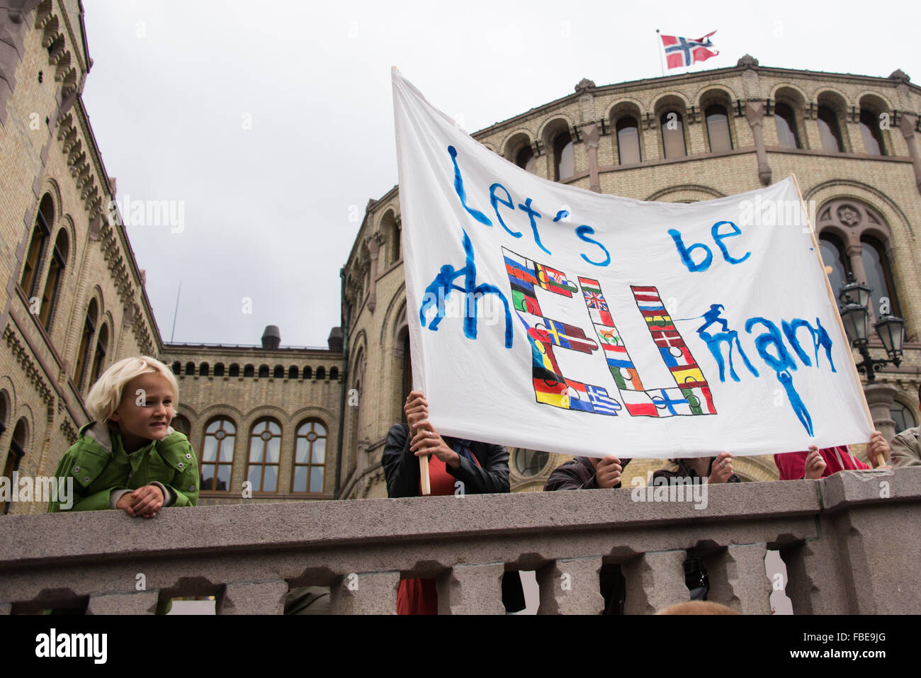 Rally norvegese a sostegno dei rifugiati siriano tenere un banner di lettura, "Cerchiamo di essere umani', Oslo, Norvegia, settembre 12, 2015. Foto Stock