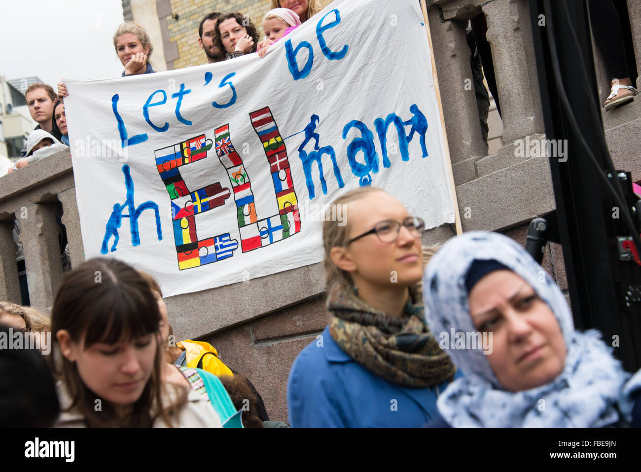 Rally norvegese a sostegno dei rifugiati siriano tenere un banner di lettura, "Cerchiamo di essere umani', Oslo, Norvegia, settembre 12, 2015. Foto Stock