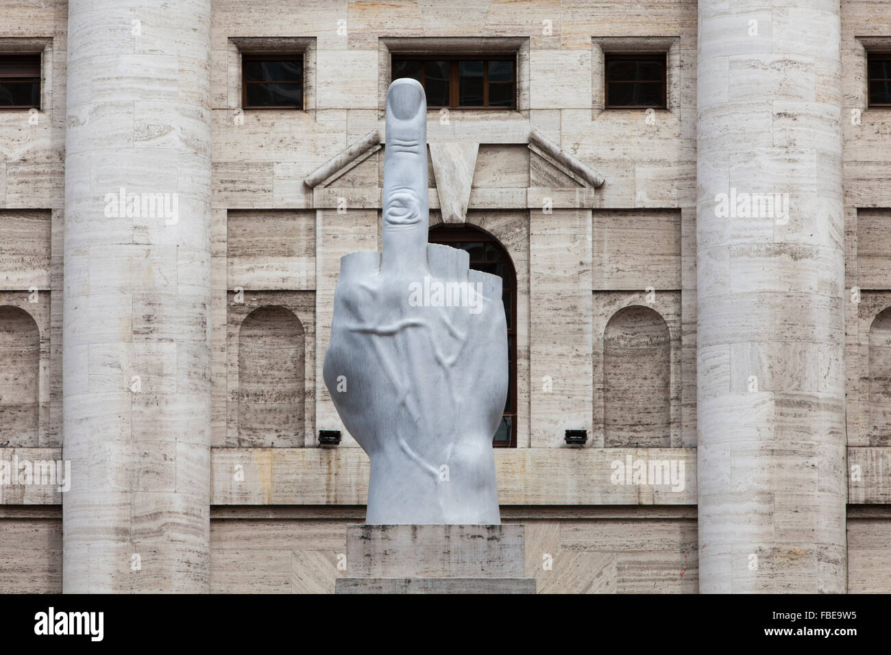 La scultura di Maurizio Cattelan,Piazza Affari,Affari square,Milano Foto Stock