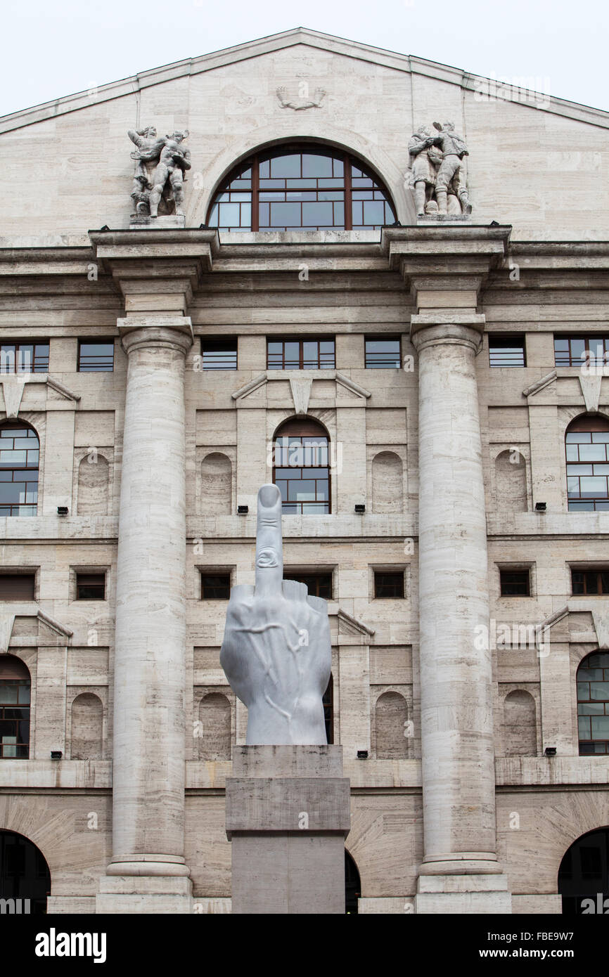 La scultura di Maurizio Cattelan,Piazza Affari,Affari square,Milano Foto Stock